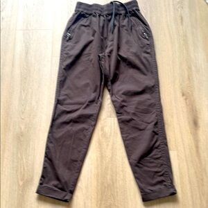 Varley size small cotton pants with cuffed hem and zipper accent pockets.